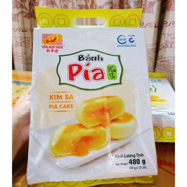 Golden Lava Pía Cake with Mung Bean